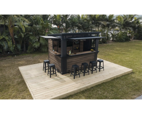 Moderne Gartenbar aus Holz mit klappbaren Tresen und Barhockern auf einer hölzernen Terrasse im Garten.