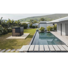 Moderne Gartenanlage mit Swimmingpool und einer hölzernen Gartenhaus Sauna auf einer Holzterrasse in einer gepflegten Gartenlandschaft.