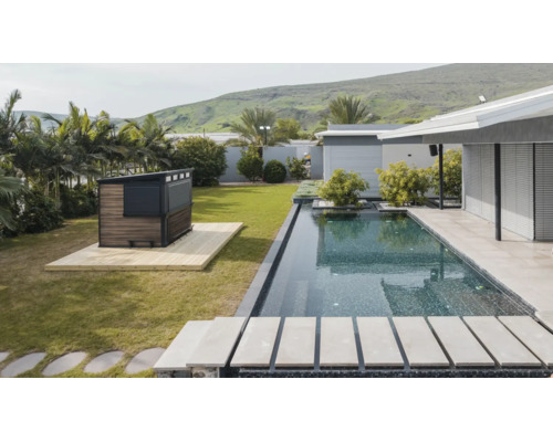 Moderne Gartenanlage mit Swimmingpool und einer hölzernen Gartenhaus Sauna auf einer Holzterrasse in einer gepflegten Gartenlandschaft.