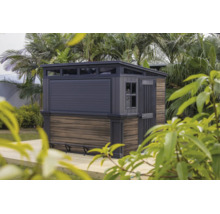 Modernes Gartenhaus mit Bar-Funktion und Holzoptik auf einer Holzterrasse umgeben von Palmen.