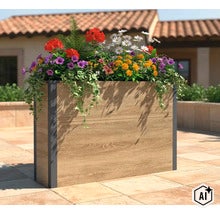 Jardinière rectangulaire imitation bois avec coins en métal foncé, remplie de fleurs sur une terrasse devant une maison. (Image AI modified or generated)