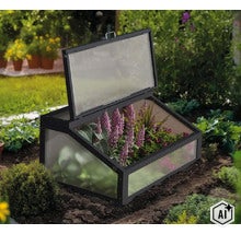 Châssis de jardin avec couvercle ouvrant en plaques alvéolaires et cadre, placé dans un potager avec des plantes. (Image AI modified or generated)
