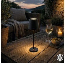 Moderne kabellose LED Tischleuchte auf einem Holztisch im Freien bei Abenddämmerung mit gemütlicher Beleuchtung und Terrasse im Hintergrund. (Image AI modified or generated)