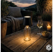 Dekorative Tischleuchte mit Glasflaschensockel und Lampenschirm auf einem Holztisch im Außenbereich bei Dämmerung. (Image AI modified or generated)