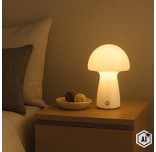 Pilzförmige Tischleuchte mit warmweißem Licht auf einem Nachttisch neben einer Dekoschale. (Image AI modified or generated)