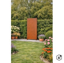 Paravent rectangulaire en acier corten sur une terrasse dans un jardin avec des haies et des plantes en fleurs. (Image AI modified or generated)
