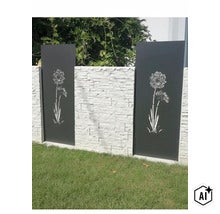 Panneau de clôture en métal avec motif floral combiné à un mur texturé pour délimiter le jardin. (Image AI modified or generated)