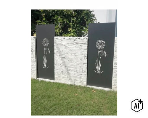 Panneau de clôture en métal avec motif floral combiné à un mur texturé pour délimiter le jardin. (Image AI modified or generated)