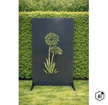 Paravent rectangulaire en métal avec motif floral décoratif découpé pour une installation au jardin. (Image AI modified or generated)