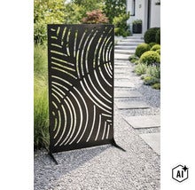 Metall Sichtschutzelement für den Garten mit dekorativem Linienmuster als freistehender Raumteiler im Außenbereich. (Image AI modified or generated)