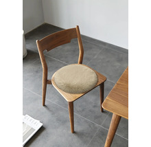Coussin d'assise rond en fausse fourrure sur une chaise en bois