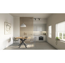 Moderne Wohnküche mit runden Holztisch, Lamellenwand als Raumteiler und minimalistischen Küchenschränken in offener Gestaltung.