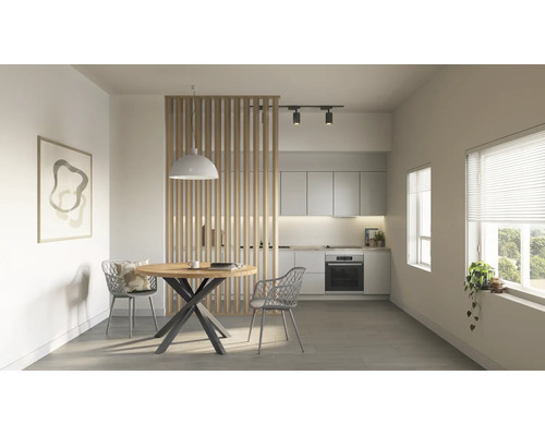 Moderne Wohnküche mit runden Holztisch, Lamellenwand als Raumteiler und minimalistischen Küchenschränken in offener Gestaltung.