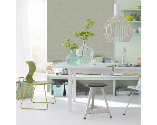 Helles Esszimmer mit strukturierter Vliestapete, weißem Esstisch, moderner Pendelleuchte und Sitzgelegenheiten in freundlichem Wohnambiente.