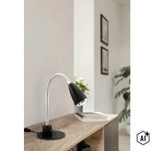 Lampe de bureau moderne avec bras flexible sur une étagère en bois dans une pièce lumineuse. (Image AI modified or generated)