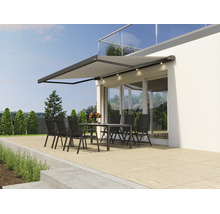 Store de terrasse moderne avec éclairage LED intégré au-dessus d'un salon de jardin sur une terrasse devant une maison moderne.