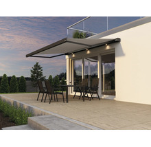 Store de terrasse moderne avec éclairage LED intégré au-dessus d une terrasse avec salon de jardin devant une maison moderne.
