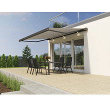 Store banne moderne avec éclairage LED intégré monté sur une façade au-dessus d une terrasse avec salon de jardin