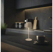 Lampe de table LED sans fil moderne sur un plan de travail de cuisine sombre, éclairage d accentuation chaleureux pour intérieur.