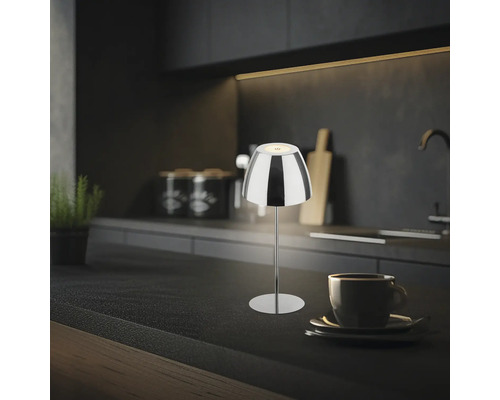 Lampe de table moderne en métal sur un plan de travail dans un environnement de cuisine élégant.