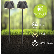 Zwei akkubetriebene LED Gartensteckleuchten mit Schirmform und Dimmfunktion, IP44 spritzwassergeschützt, Lichtfarbe 2700 Kelvin warmweiß.