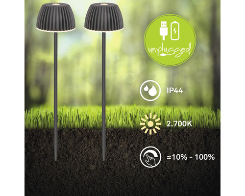 Zwei akkubetriebene LED Gartensteckleuchten mit Schirmform und Dimmfunktion, IP44 spritzwassergeschützt, Lichtfarbe 2700 Kelvin warmweiß.