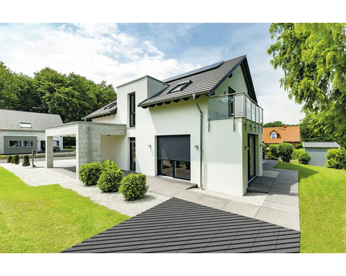 Modernes Einfamilienhaus mit Terrasse und Garten, ausgestattet mit einem Vorbau, bodentiefen Fenstern, Rollläden und einem Balkon mit Glasgeländer.
