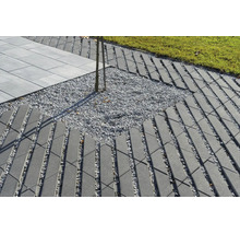 Gartenweg aus Betonpflastersteinen in Gitteroptik mit Schotterbett und angrenzendem Rasen sowie Terrassenplatten.