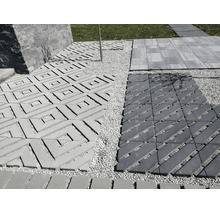 Verschiedene Terrassenplatten und Pflastersteine in einem Außenbereich mit Kiesbett und Mauerwerk