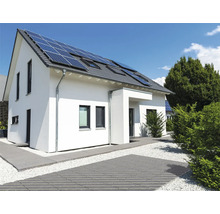 Einfamilienhaus mit Solaranlage auf dem Dach und modern gestaltetem Garten mit gepflastertem Weg und Kiesbeet.