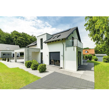 Modernes Einfamilienhaus mit Carport, Terrasse und Garten in einer gepflegten Wohngegend.