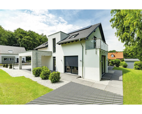 Modernes Einfamilienhaus mit Carport, Terrasse und Garten in einer gepflegten Wohngegend.