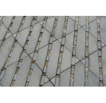 Geometrisches Betonpflaster mit Kiesfugen als Sickerpflaster für Auffahrten und Gehwege.