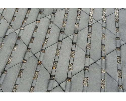 Geometrisches Betonpflaster mit Kiesfugen als Sickerpflaster für Auffahrten und Gehwege.