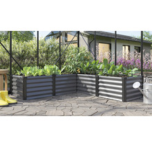Jardinière surélevée d'angle en métal avec des légumes plantés dans une serre sur une terrasse