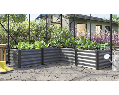 Jardinière surélevée d'angle en métal avec des légumes plantés dans une serre sur une terrasse