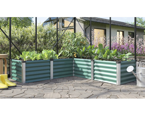 Winkel Hochbeet aus Metall in einem Gewächshaus mit verschiedenen Gemüsepflanzen auf einer Terrasse