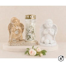 Grabschmuck Set bestehend aus zwei Engelsfiguren aus Kunststein und einer Grabkerze mit Blumenmotiv auf einem Sockel. (Image AI modified or generated)