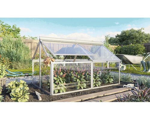 Ein kleines, gläsernes Frühbeet im Garten mit aufklappbaren Deckeln für den Anbau von Pflanzen im Freien.