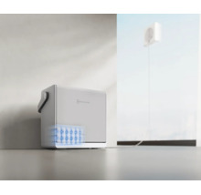 Station d'énergie portable Ecovacs avec batterie intégrée, connectée à une prise de courant.