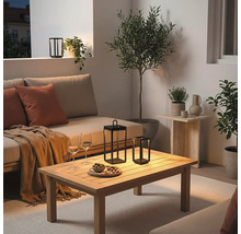 Moderne Balkongestaltung mit gemütlichem Lounge Sofa Holztisch und dekorativen LED Laternen für eine einladende Atmosphäre am Abend