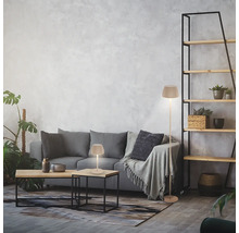 Salon moderne avec lampadaire et lampe de table avec abat-jour plissé près d'un canapé gris.