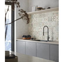 Moderne Küche mit Fliesenrückwand im Patchwork Design, graue Küchenfronten, Arbeitsplatte und schwarze Armatur.