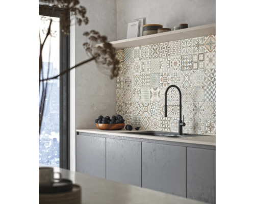 Moderne Küche mit Fliesenrückwand im Patchwork Design, graue Küchenfronten, Arbeitsplatte und schwarze Armatur.