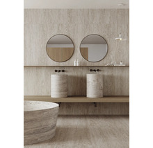 Modernes Badezimmer mit zwei runden Aufsatzwaschbecken aus Stein auf einem Holzregal und zwei runden Spiegeln vor einer strukturierten Wand.