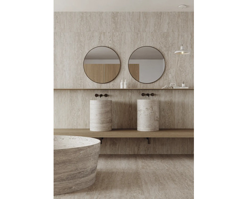 Modernes Badezimmer mit zwei runden Aufsatzwaschbecken aus Stein auf einem Holzregal und zwei runden Spiegeln vor einer strukturierten Wand.