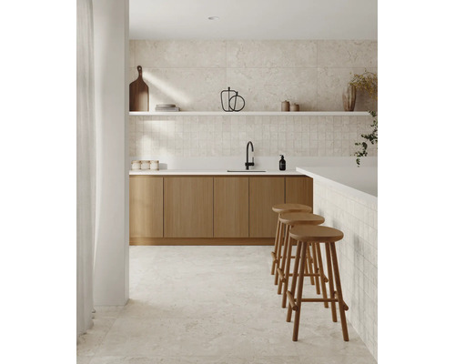 Moderne Küche mit hellen Fliesen, hölzernen Küchenschränken und einer Kücheninsel mit passenden Barhockern aus Holz in einem lichtdurchfluteten Raum.