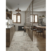Moderne Wohnküche mit gemusterten Fliesenboden, Holzfronten und einer gläsernen Raumtrennwand zwischen Kochbereich und Esszimmer mit Holztisch.
