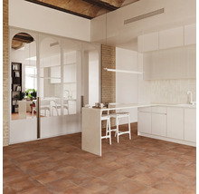 Cuisine moderne avec carrelage carré aspect pierre, murs en briques et hautes portes miroir arquées, design intérieur ouvert.