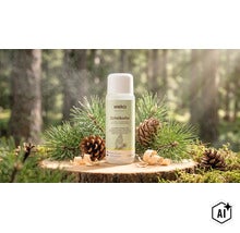 Weka Sauna Aufguss Konzentrat Zirbelkiefer 250 Milliliter in einer Flasche auf einem Baumstamm mit Tannenzweigen und Zapfen im Wald. (Image AI modified or generated)